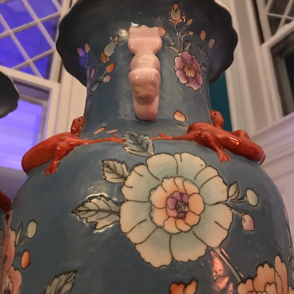 13.75” VTG Salamander Vase - Macau Chinese Porcelain - Picture 5 of 16